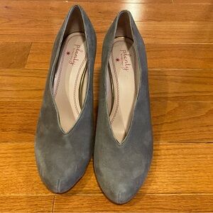 Gray pumps